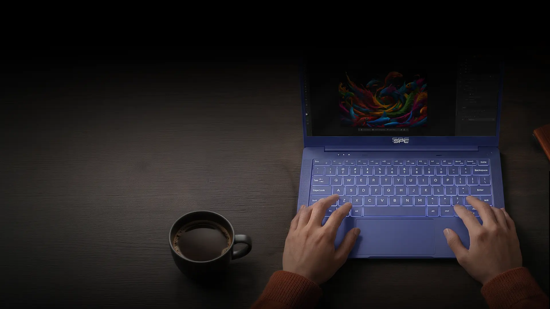 Laptop SPC dengan Backlit Keyboard berteknologi pencahayaan LED terang dan presisi, memberikan kenyamanan maksimal saat mengetik di ruangan gelap atau minim cahaya