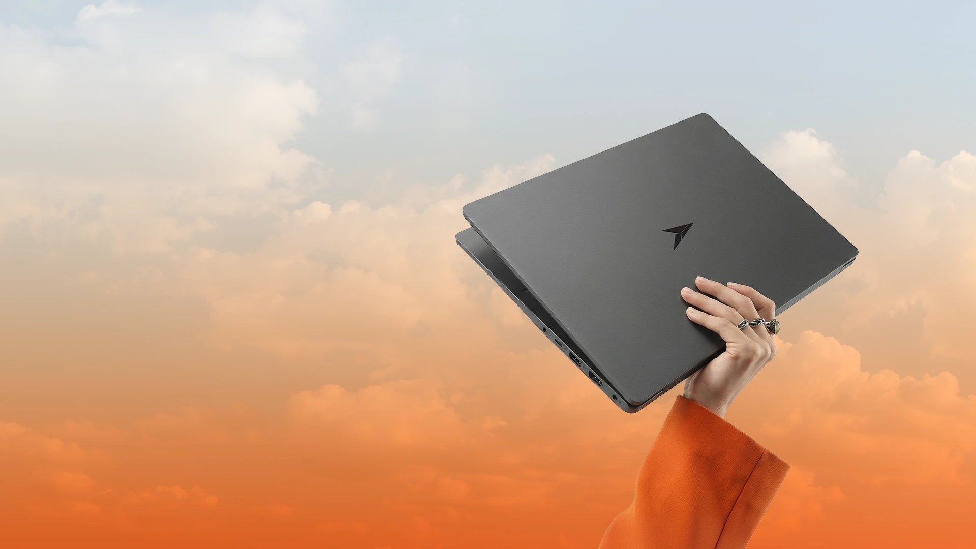 Desain laptop SPC yang amat ringkas, tipis, dan ringan sehingga mudah dibawa serta dipegang dengan satu tangan untuk mobilitas tinggi