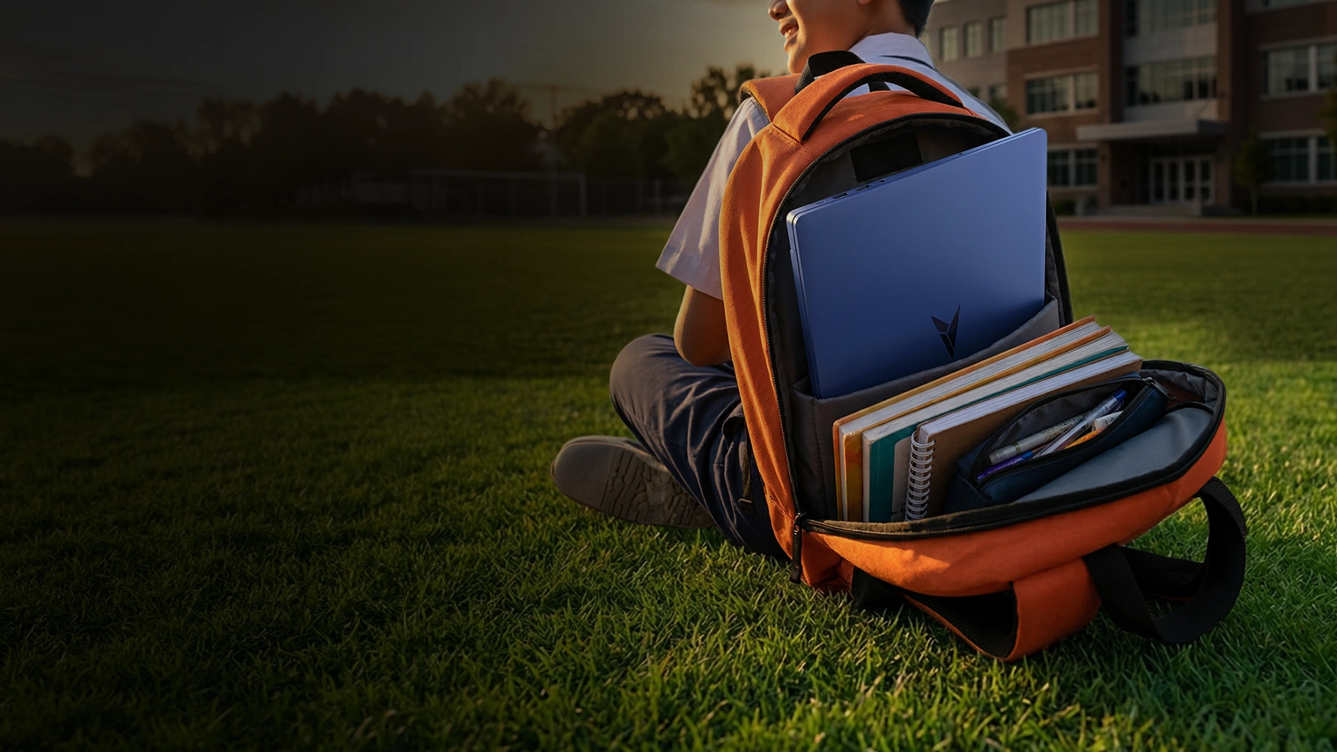 SPC Laptop LIFE 1 dengan desain super slim, ringan, dan ringkas yang sangat gampang dibawa ke mana saja untuk menemani mobilitas tinggi Anda