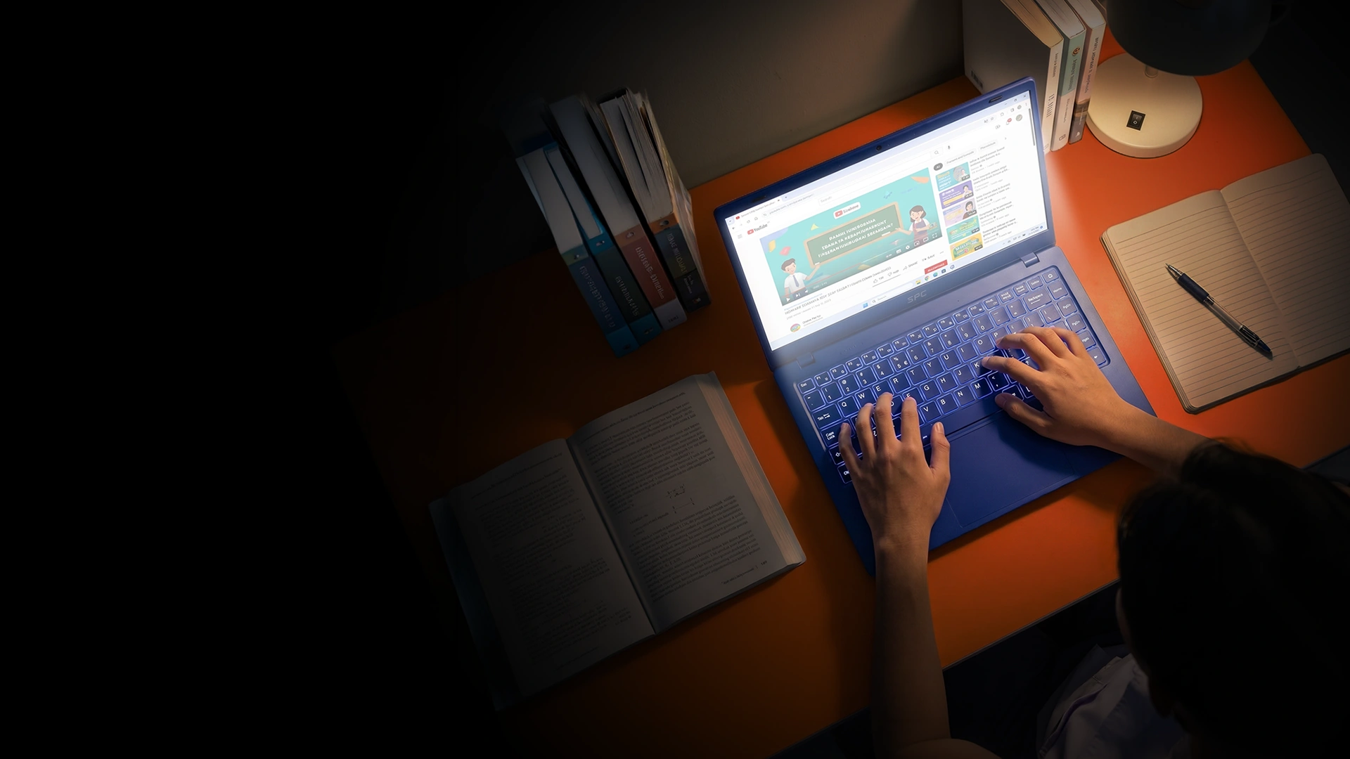 Laptop SPC Teman Nugas di Situasi Apapun, mata tetap nyaman dengan layar jernih IPS Display dan mengetik tugas tetap mudah dalam kondisi minim cahaya dengan Backlit Keyboard